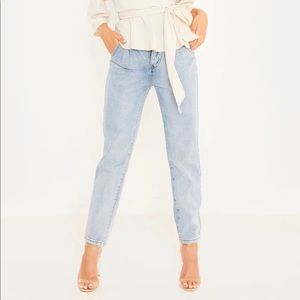 High rise butt fly cropped jeans.